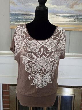 B.L.E.U. Brown Short Sleeve Scoop Neck Top with White Paisley Print